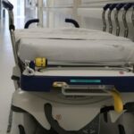 Patients attachés plusieurs jours sur des brancards au CHU : « une privation de liberté dépourvue de base légale » dénonce la CCDH