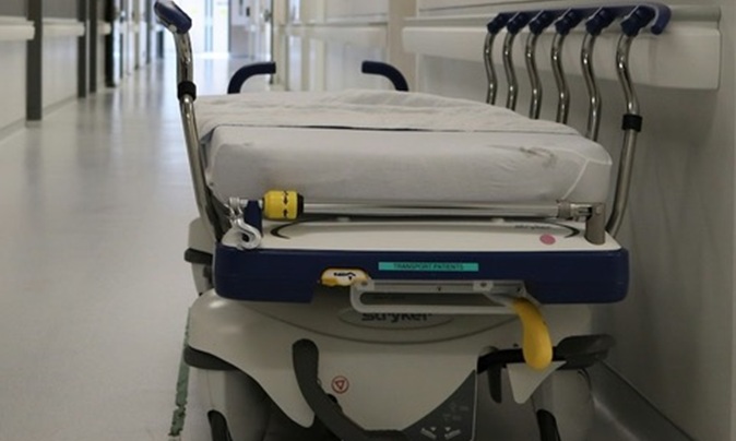 Patients attachés plusieurs jours sur des brancards au CHU : « une privation de liberté dépourvue de base légale » dénonce la CCDH